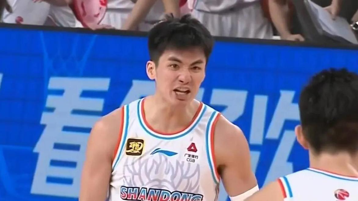 红蓝对决：争夺胜利的篮球队将上演激烈较量