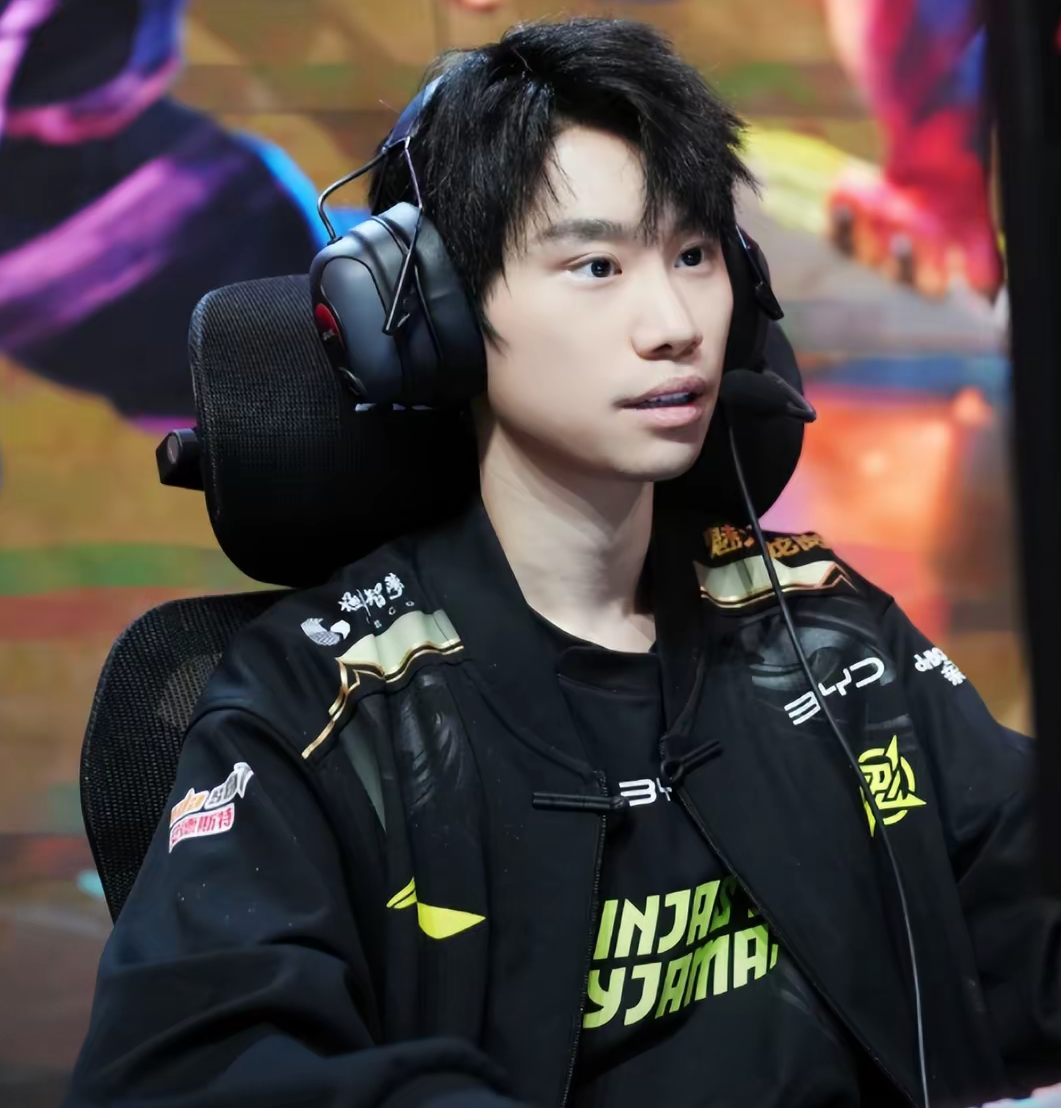  Rookie回归赛场，比分优势明显首场状态亮眼，雄鹿观众沸腾！